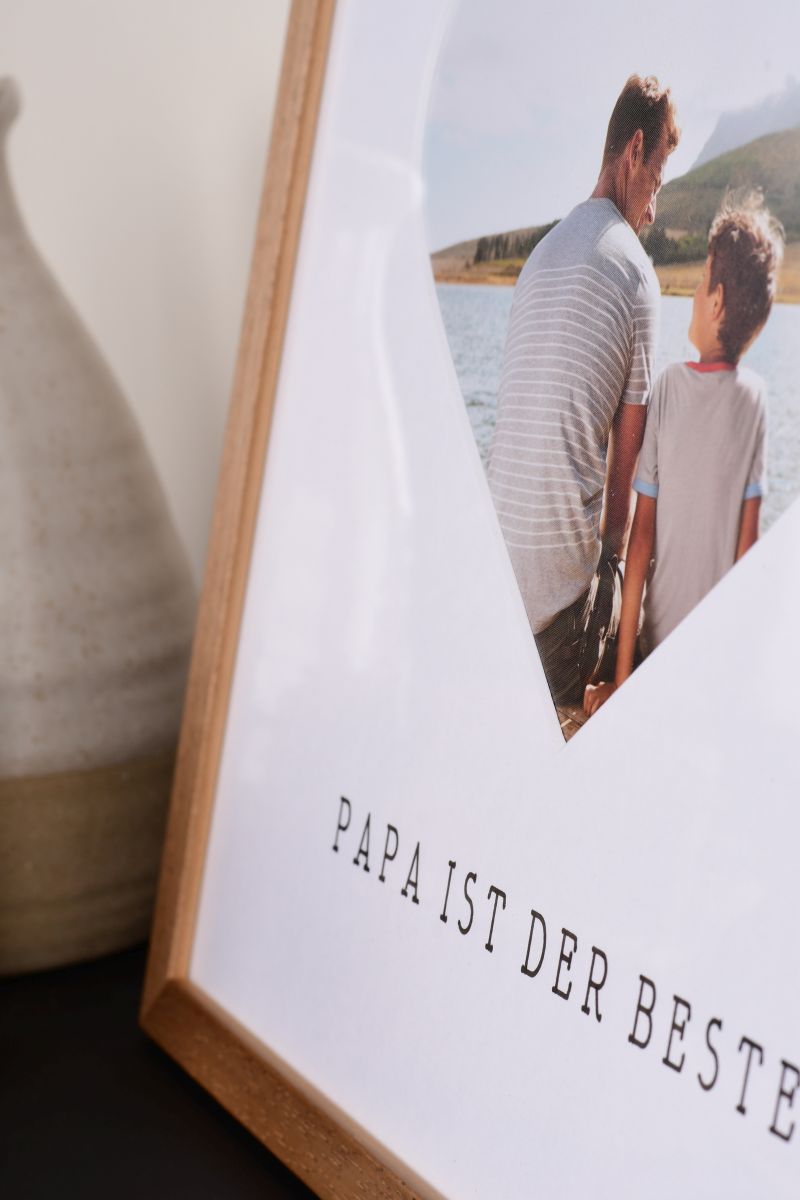 Primer plano de un marco de fotos de 30x30 de roble con recorte en forma de corazón para Papá.